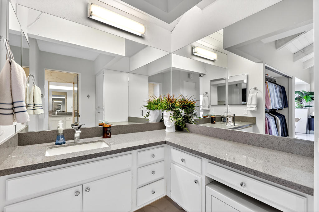 470 Sunningdale Drive Property Photo 16