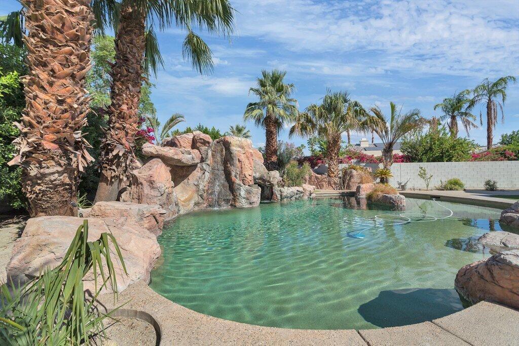 8 Macbeth Court Property Photo 2