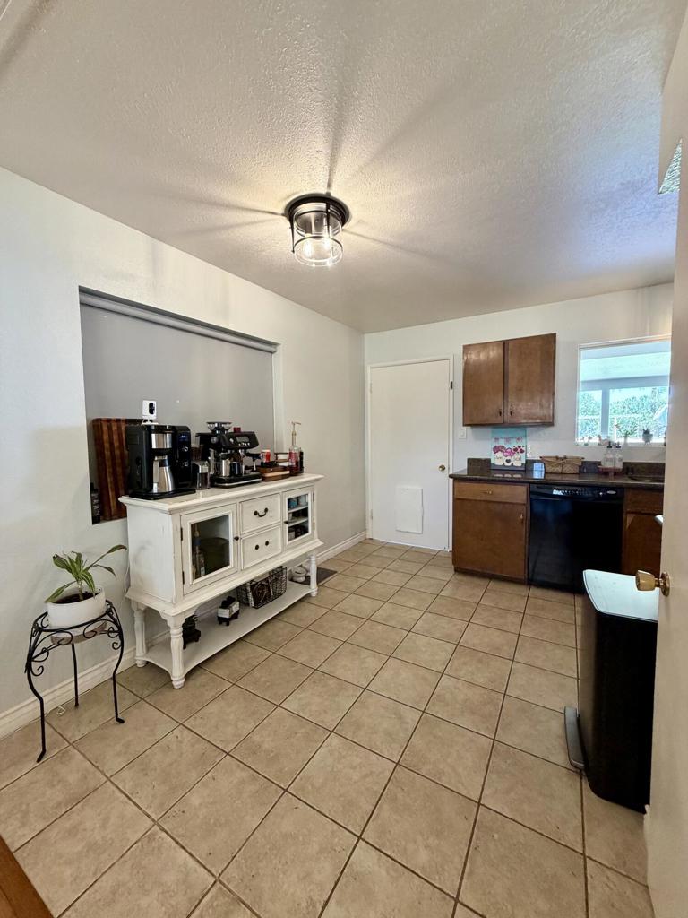 325 E Chanslor Way Property Photo 7