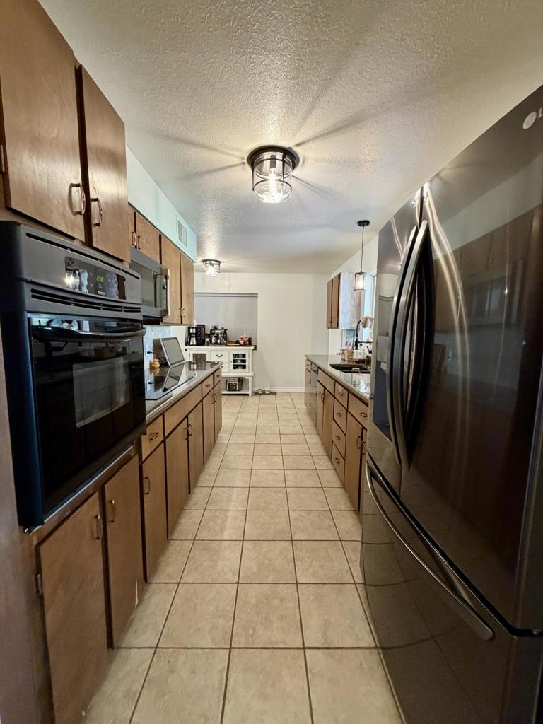 325 E Chanslor Way Property Photo 10