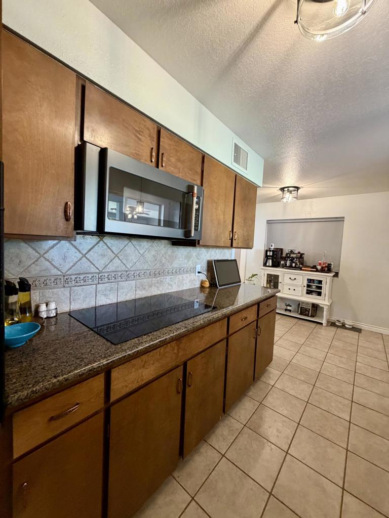 325 E Chanslor Way Property Photo 11