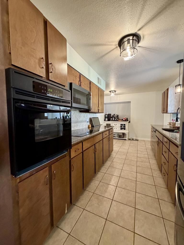 325 E Chanslor Way Property Photo 12