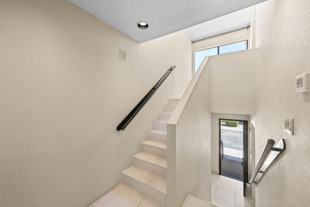 969 Village Square N Property Photo 4