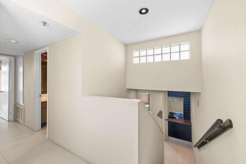 969 Village Square N Property Photo 16