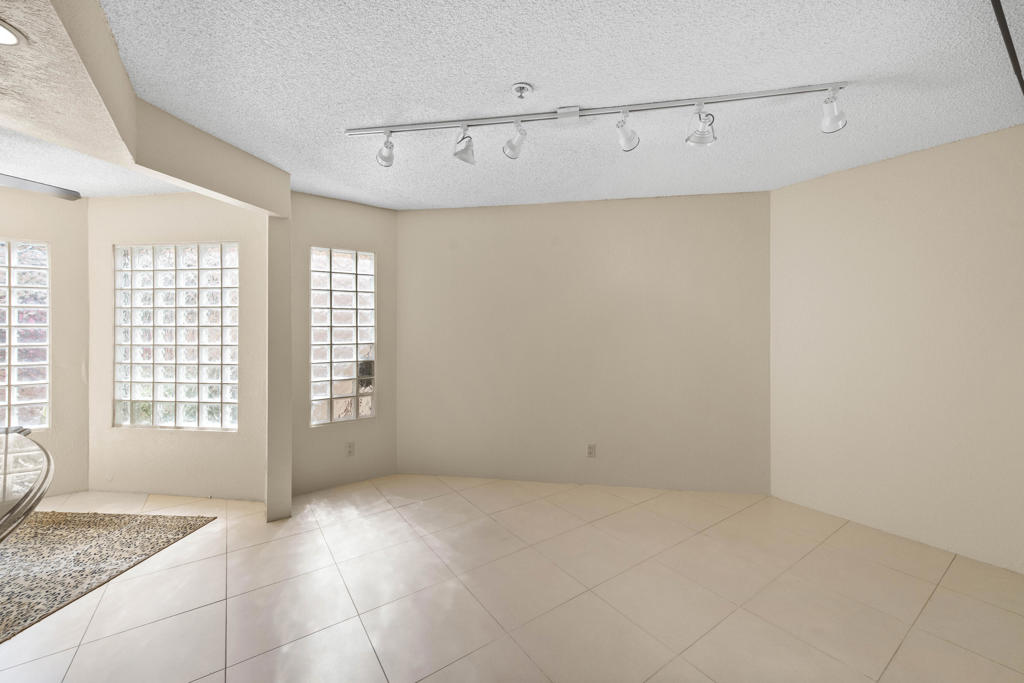 969 Village Square N Property Photo 28