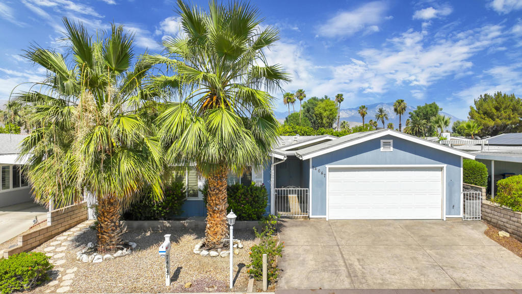 74647 Azurite Circle E Property Photo 1