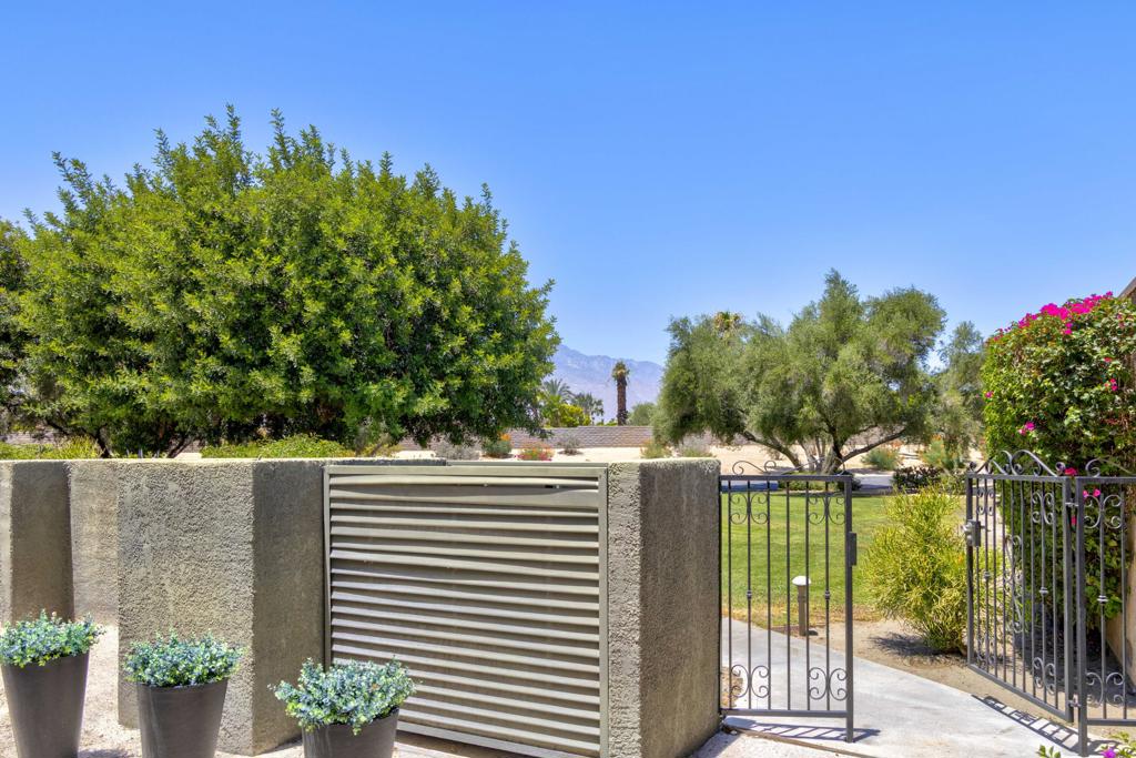 552 Desert West Drive Property Photo 4