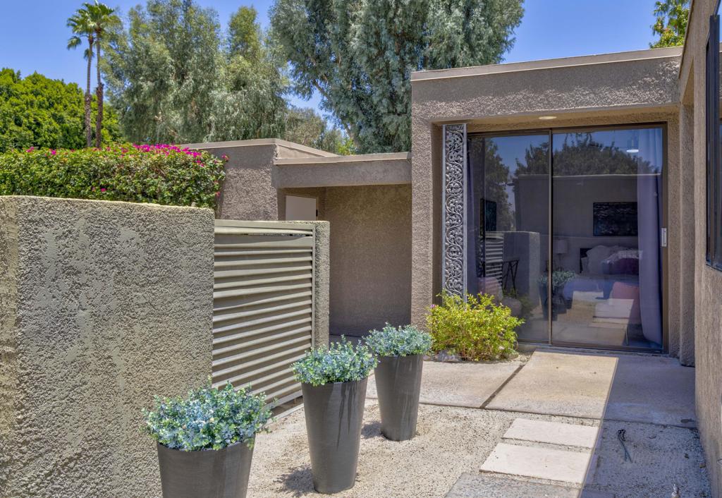 552 Desert West Drive Property Photo 5