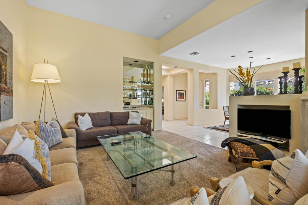 461 Desert Holly Drive Property Photo 4