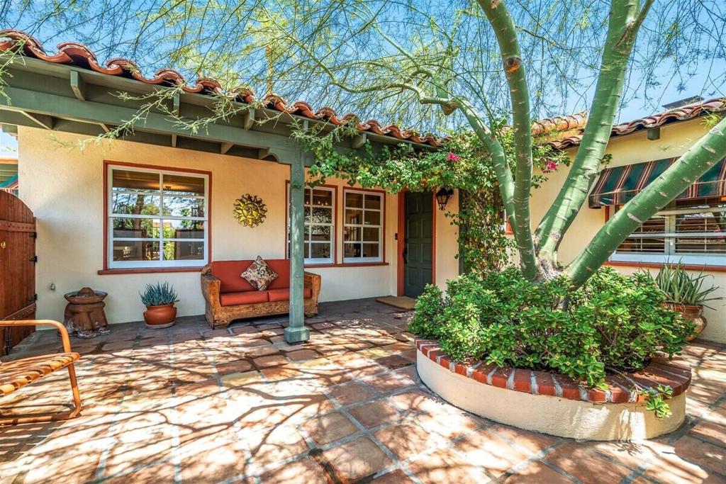 216 E Palo Verde Avenue Property Photo 6