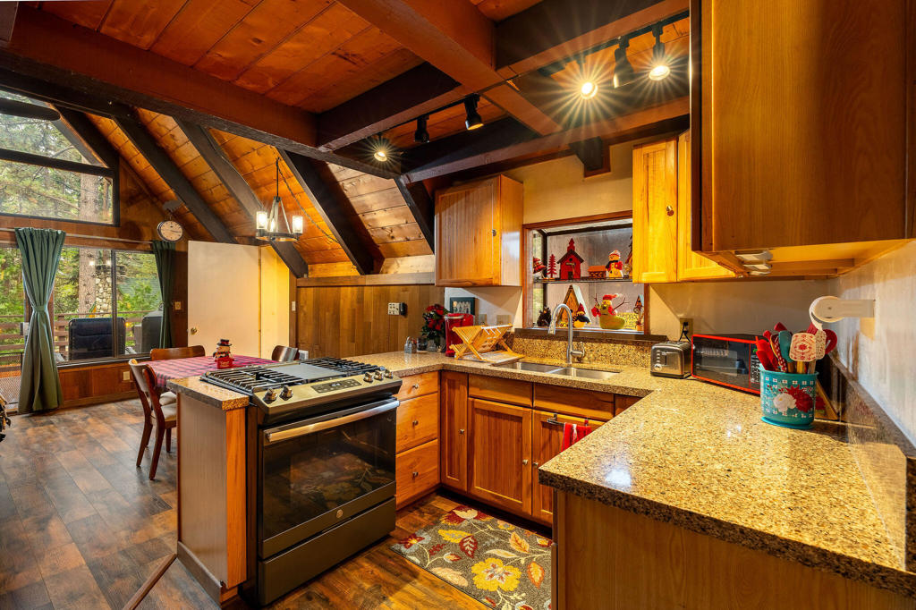 52515 Sunset Drive Property Photo 3