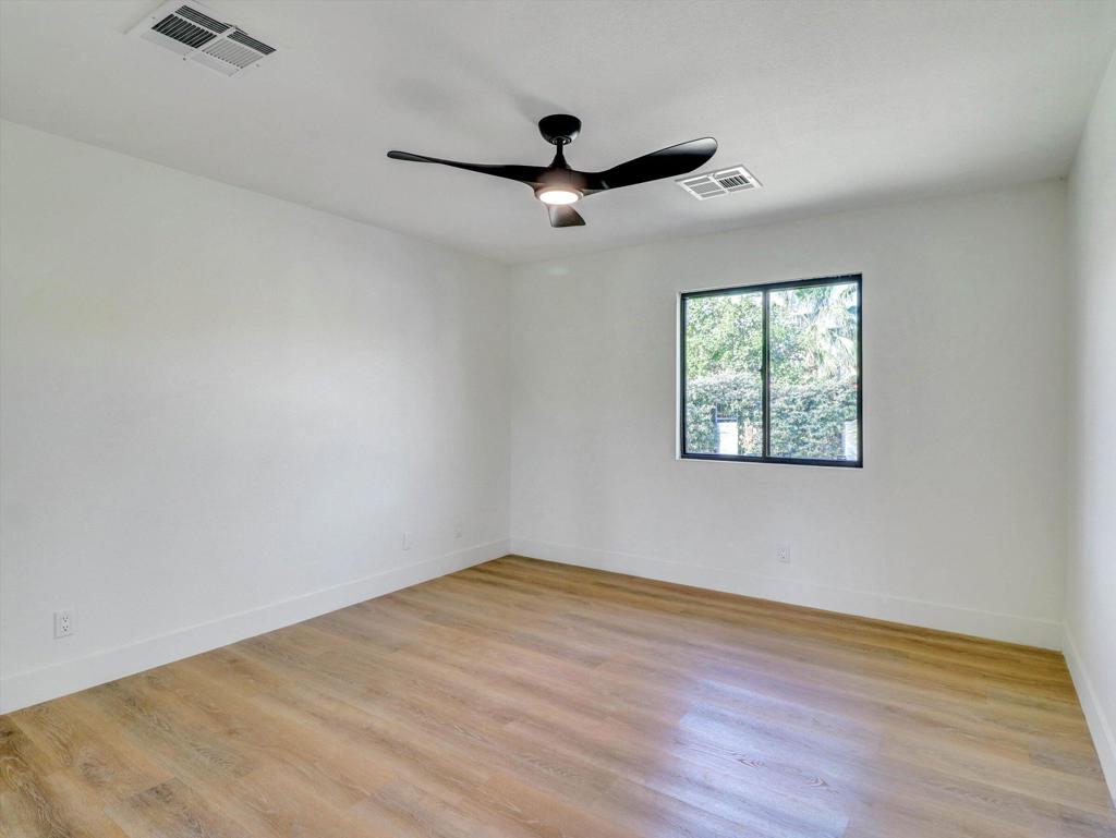 9721 Siwanoy Drive Property Photo 19