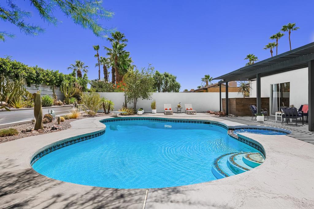 1110 E Vista Chino Property Photo 25