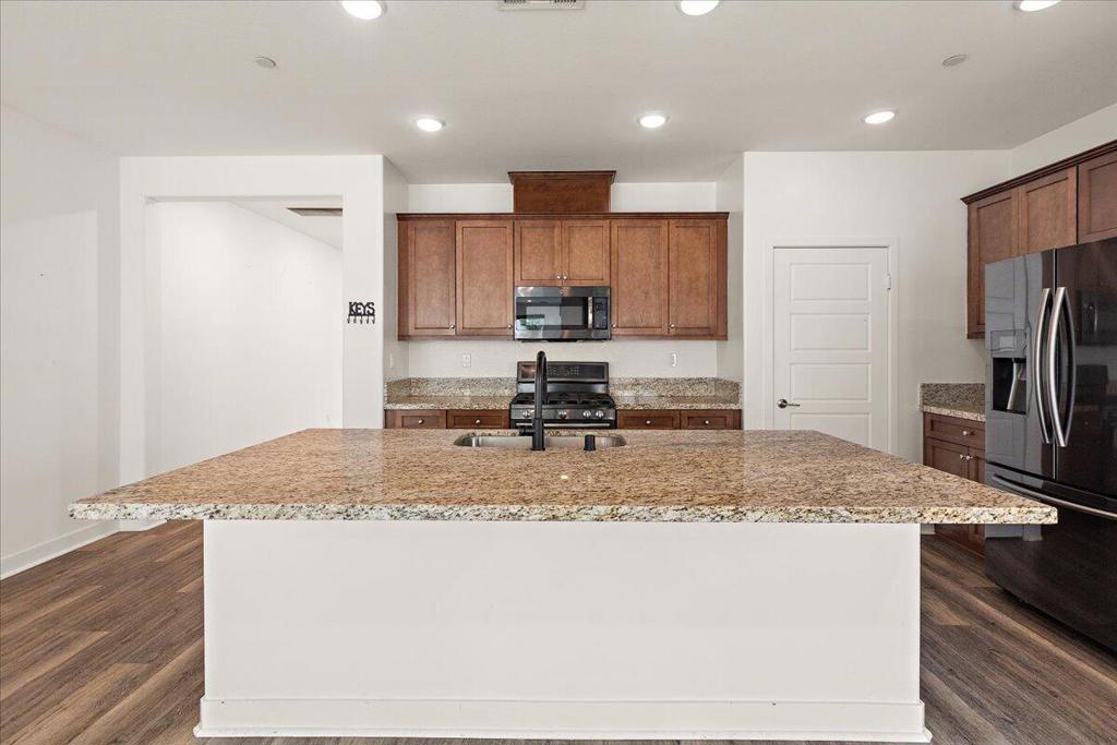 1530 Village Green Way Property Photo 11