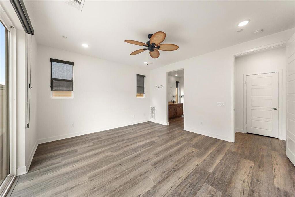 1530 Village Green Way Property Photo 12