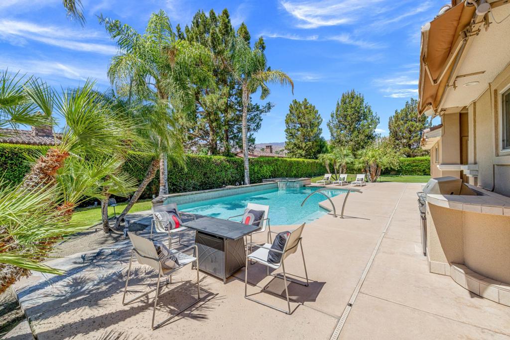 14 Collegiate Circle Property Photo 4