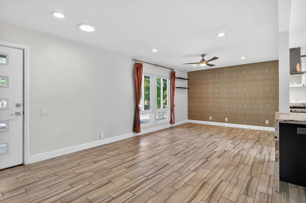 2911 N Cypress Road Property Photo 30