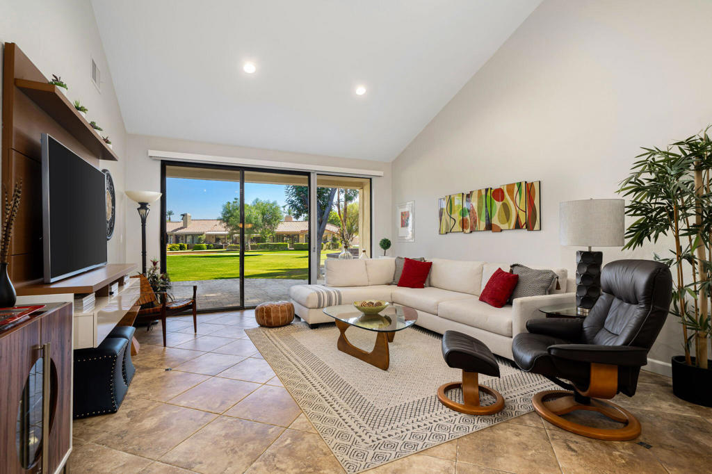 186 Gran Via Property Photo 1
