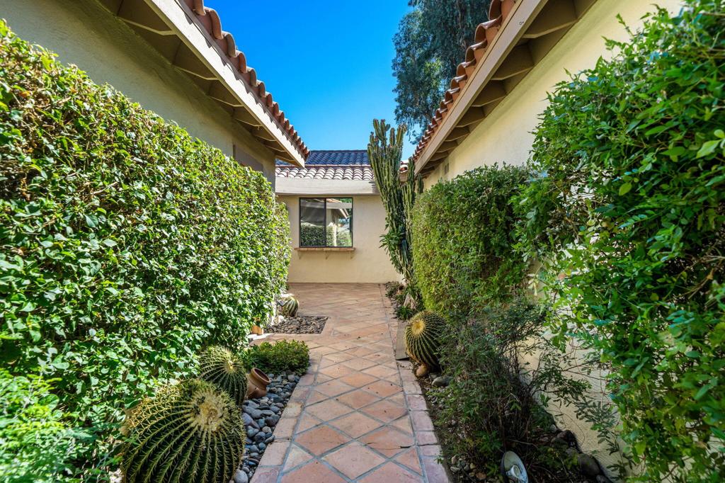 186 Gran Via Property Photo 4