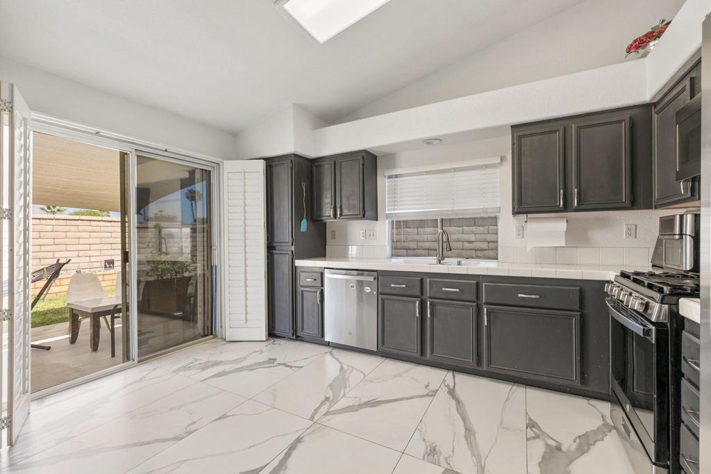 37851 Hollister Drive Property Photo 10