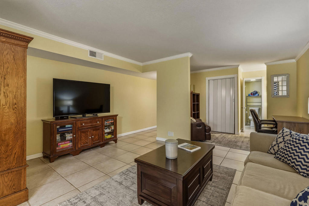 5300 E Waverly Drive D5 Property Photo 5