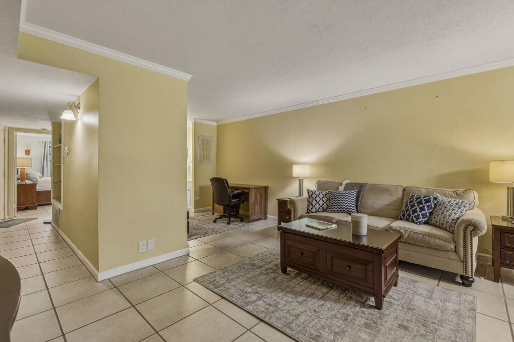 5300 E Waverly Drive D5 Property Photo 6