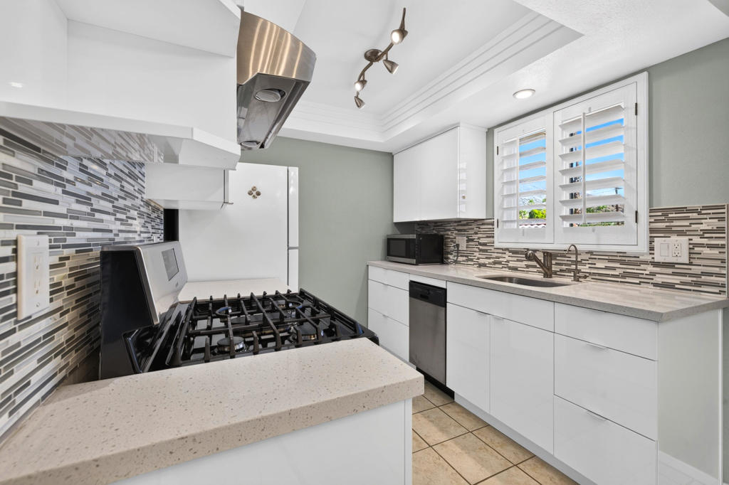 2160 S Palm Canyon Drive 9 Property Photo 8