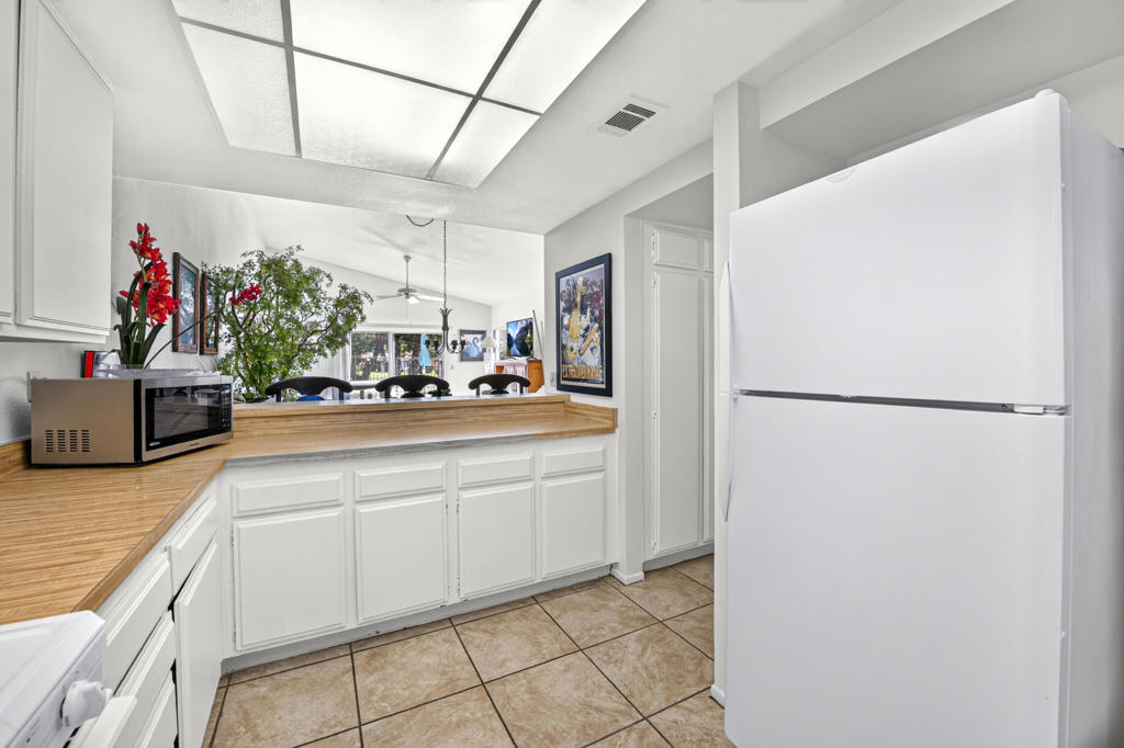 48982 Eisenhower Drive Property Photo 10