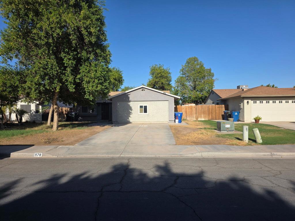 978 Pater Street Property Photo 2
