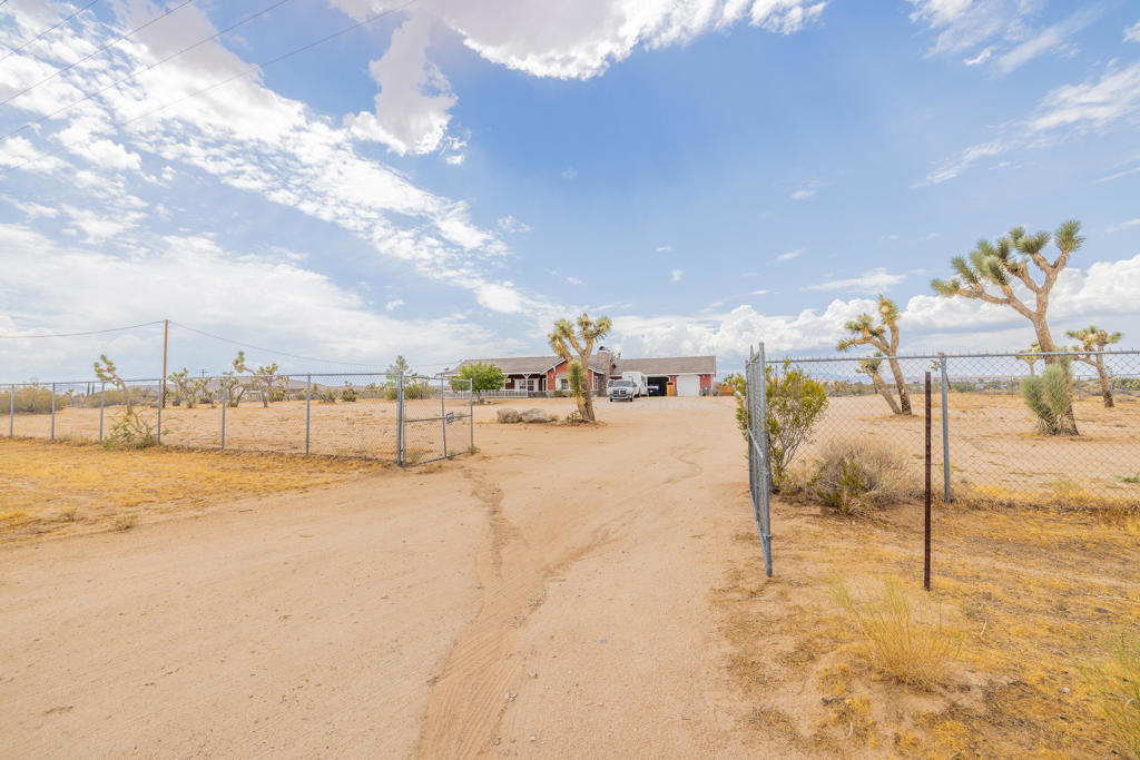 4224 Yucca Mesa Road Property Photo 2