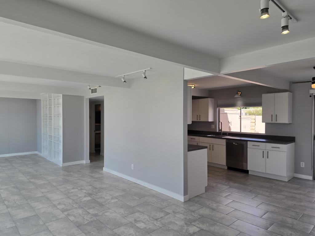 735 E Louise Drive Property Photo 12