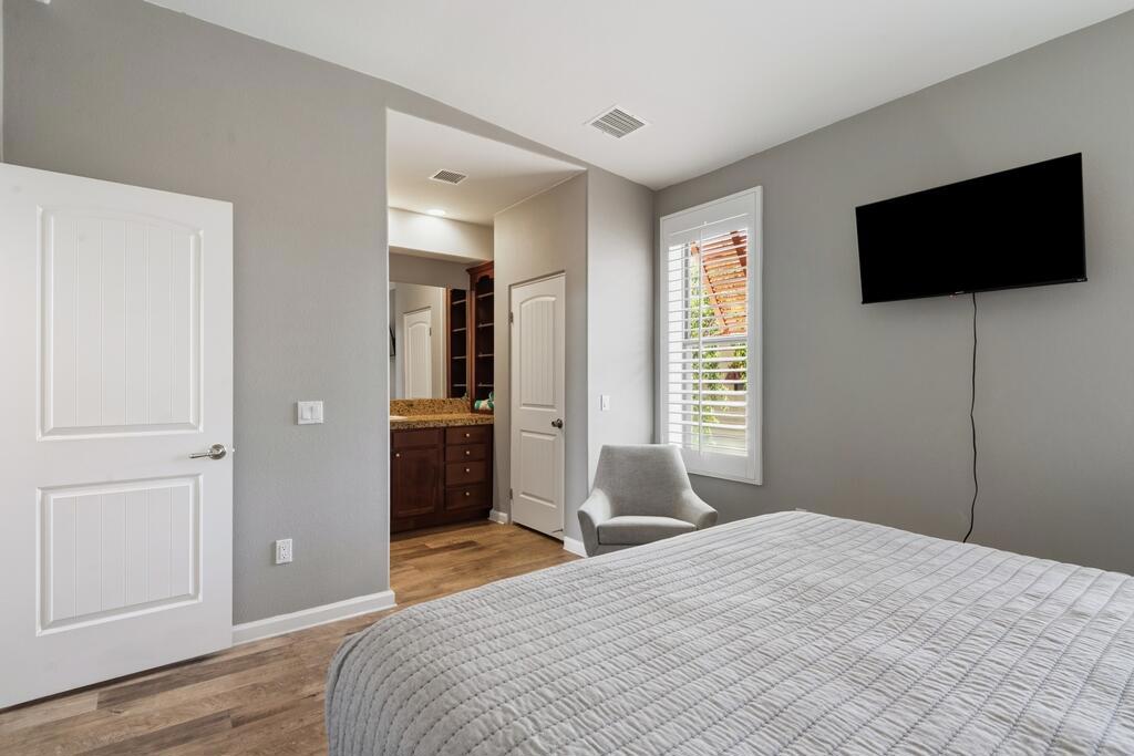 1018 Villorrio Drive N Property Photo 16