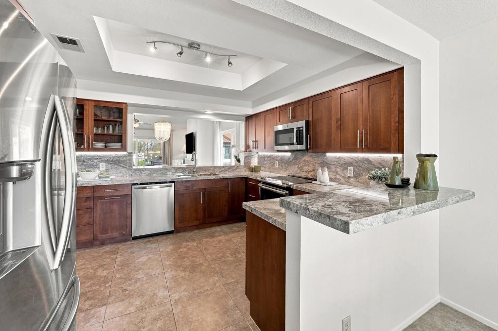 752 Vista Lago Drive N Property Photo 3