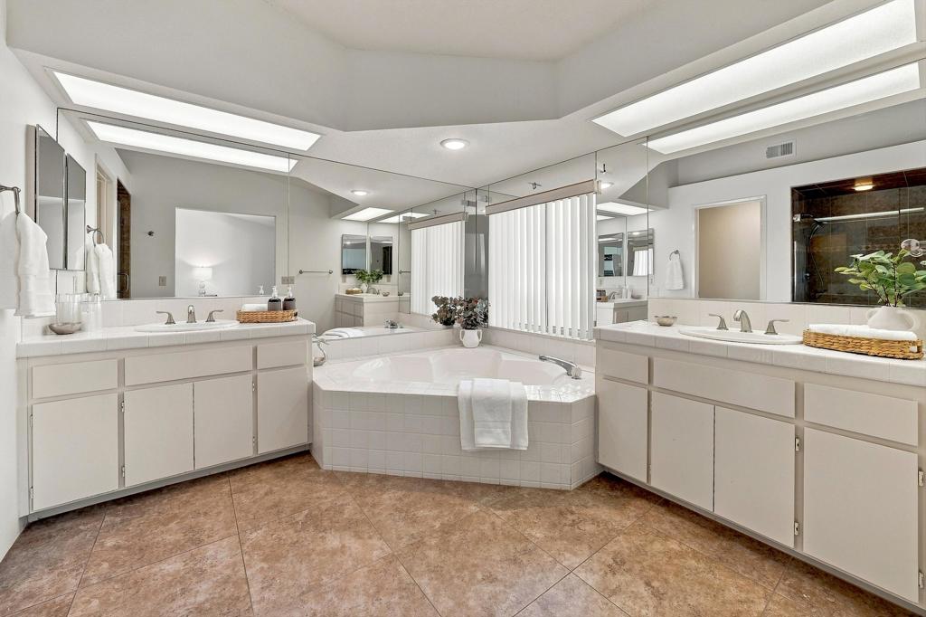 752 Vista Lago Drive N Property Photo 11