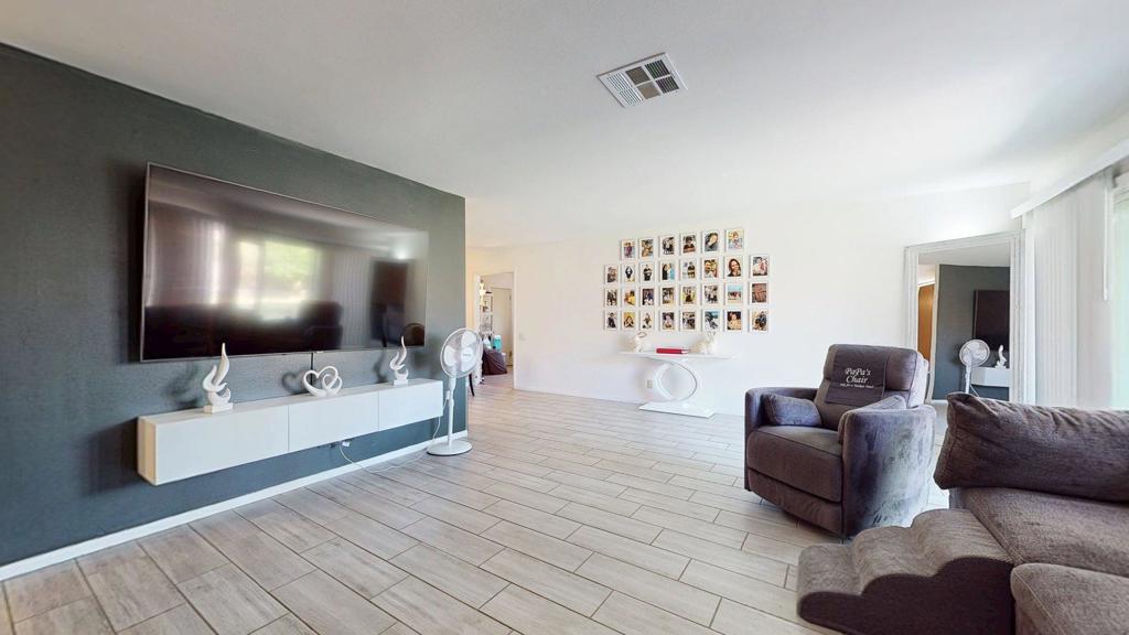 27305 Hombria Drive Property Photo 4
