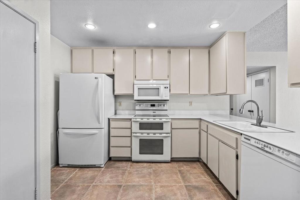 2620 N Whitewater Club Drive D Property Photo 11