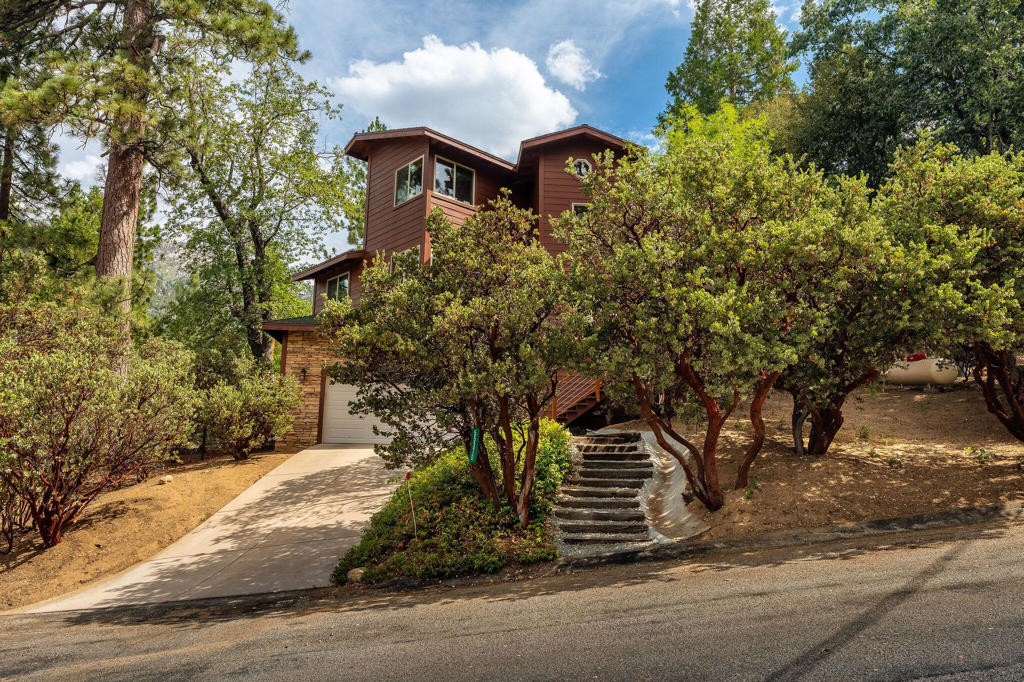 55370 Silver Tip Lane Property Photo 1