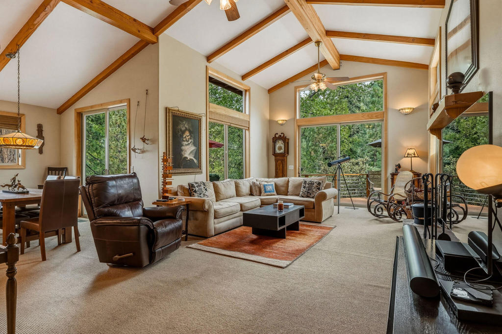 55370 Silver Tip Lane Property Photo 9