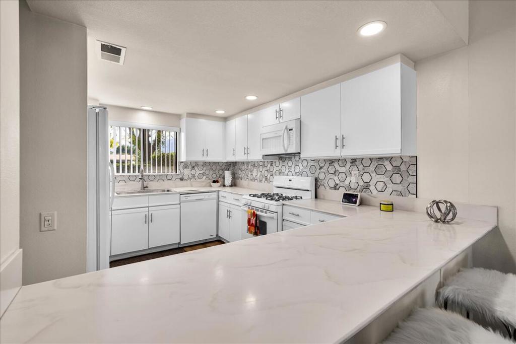 1254 Tiffany Circle N Property Photo 8