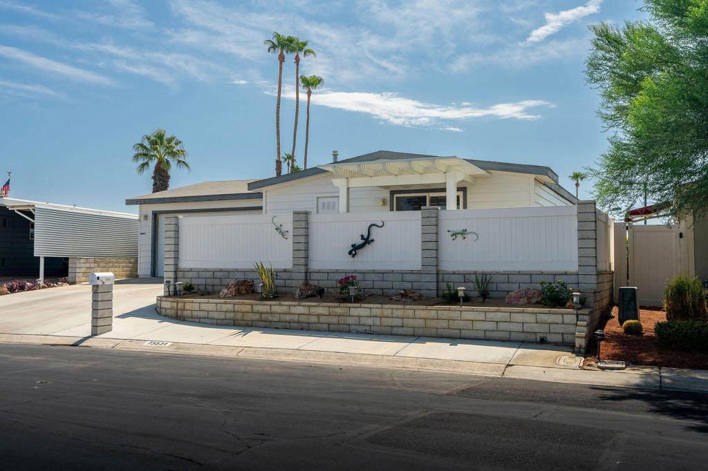 73531 Cabazon Peak Drive Property Photo 2