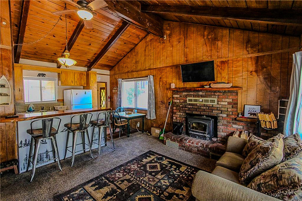 945 Greenway Drive Property Photo 3