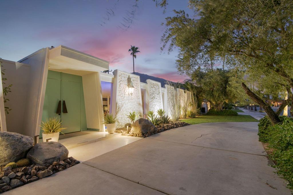 1999 S Joshua Tree Place Property Photo 2