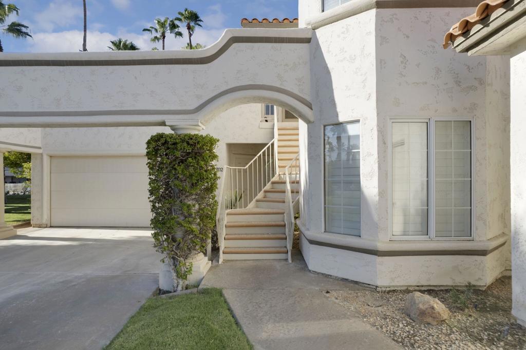 704 Vista Lago N Property Photo 3