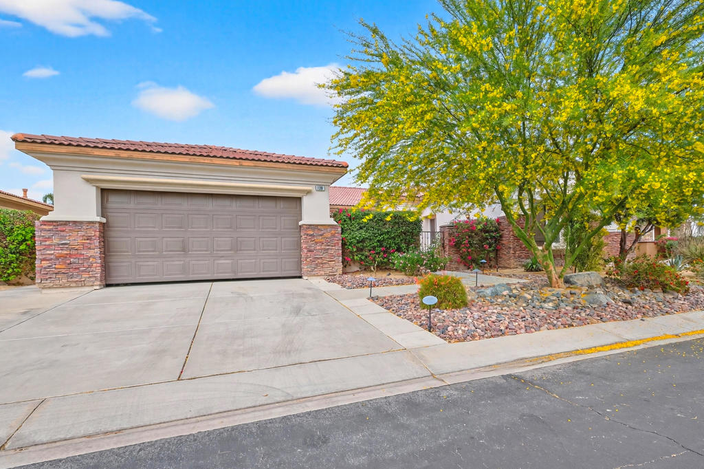 120 Tesori Drive Property Photo 2