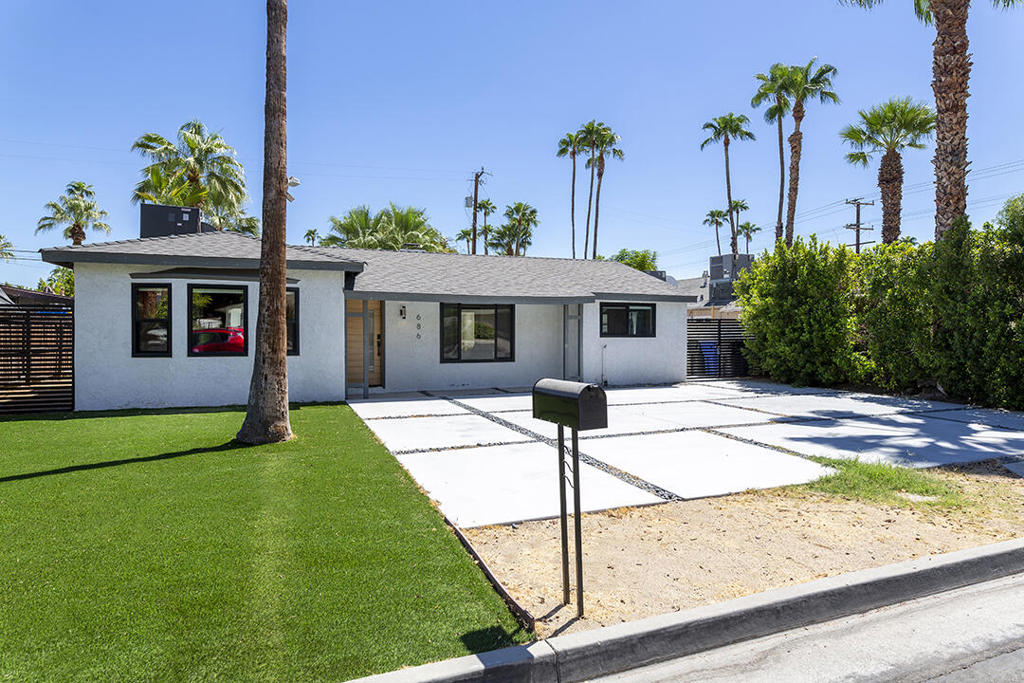 686 S Camino Real Property Photo 4