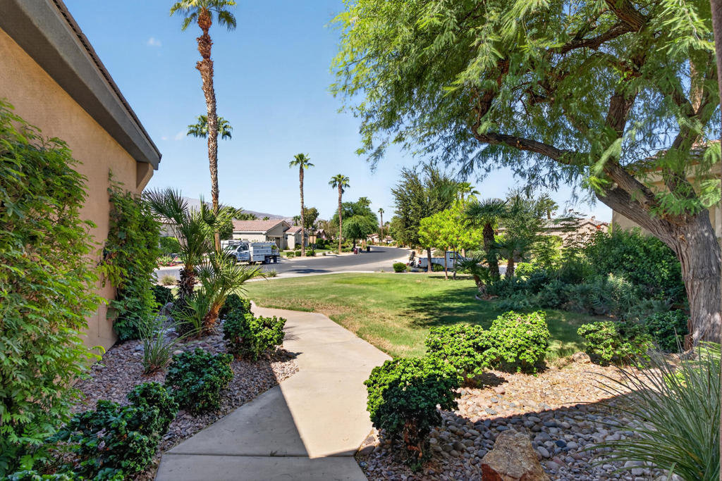 60196 Desert Shadows Drive Property Photo 9