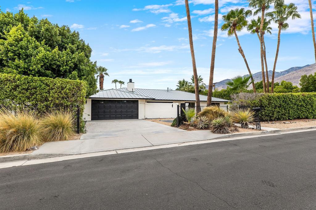1913 E Amado Road Property Photo 6