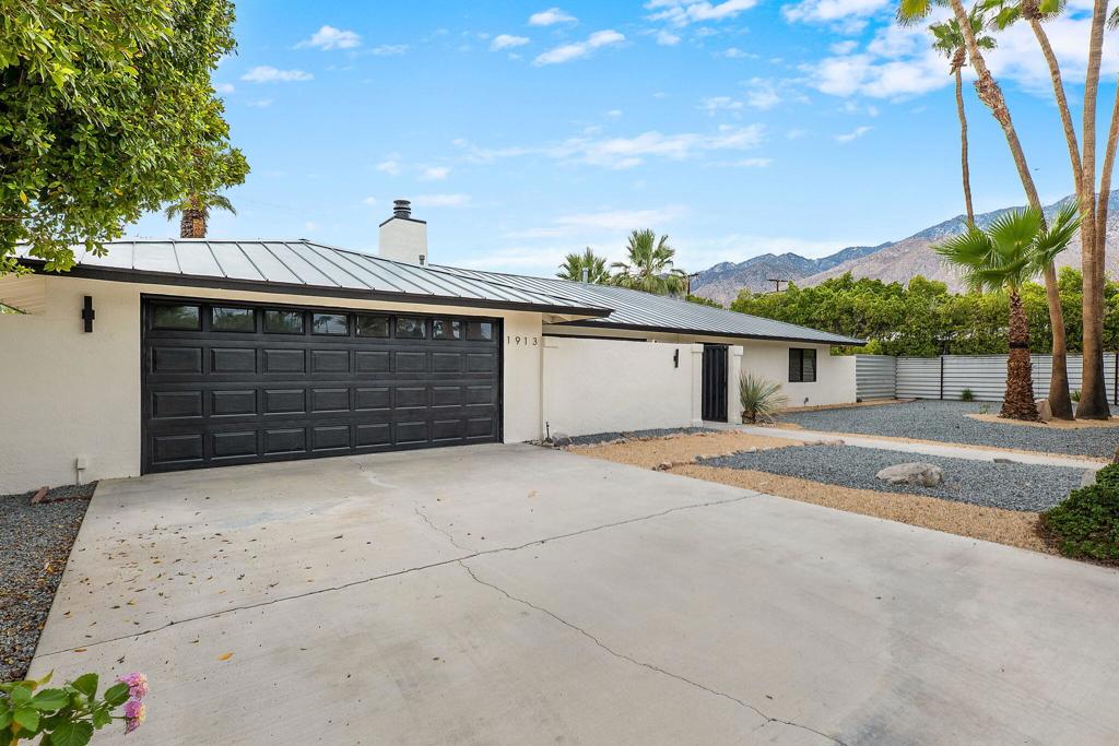 1913 E Amado Road Property Photo 8