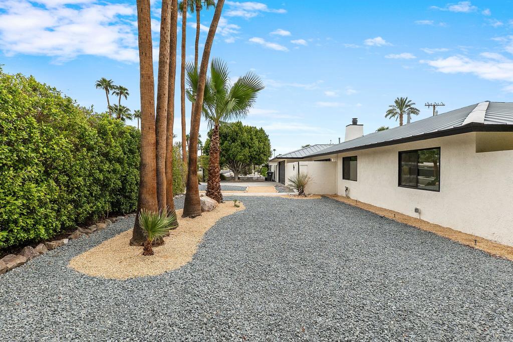 1913 E Amado Road Property Photo 9