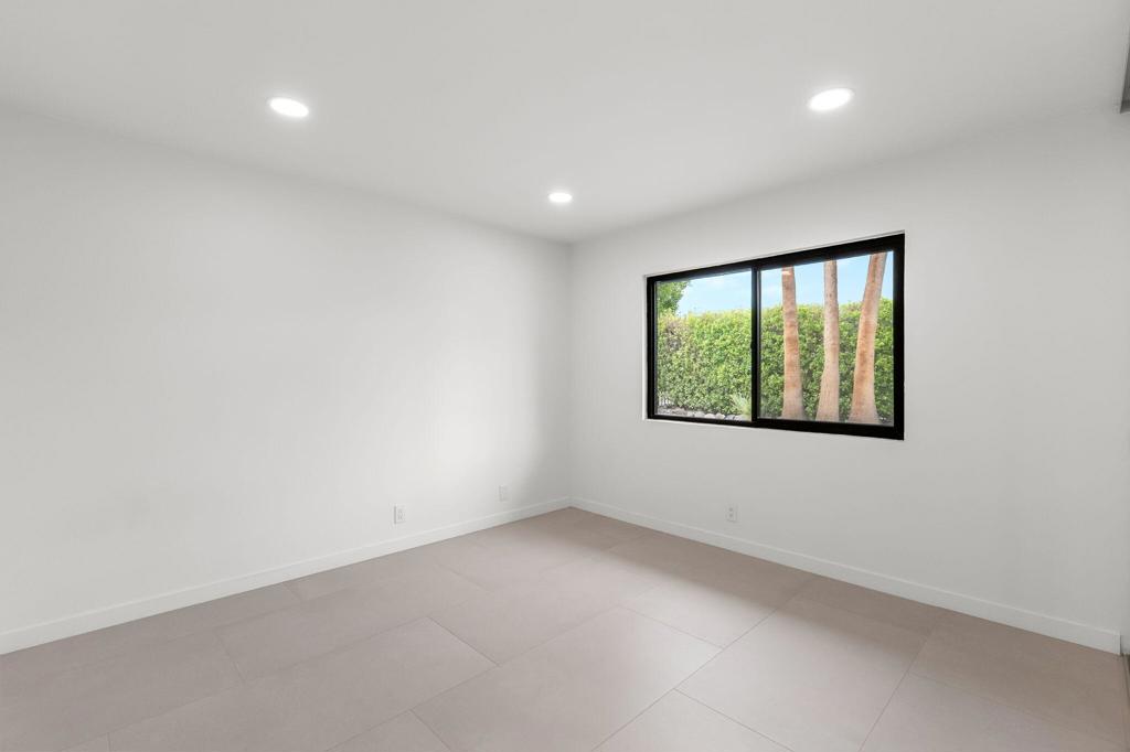 1913 E Amado Road Property Photo 13